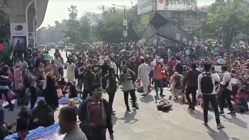 শাহবাগে সুপারিশপ্রাপ্ত প্রাথমিকের শিক্ষকদের সড়ক অবরোধ